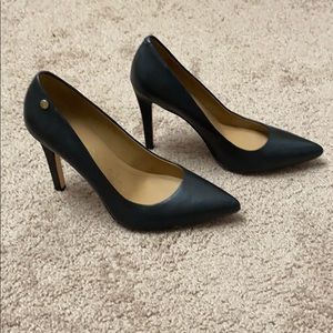Calvin Klein blk pumps